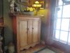 Petite armoire en pin.